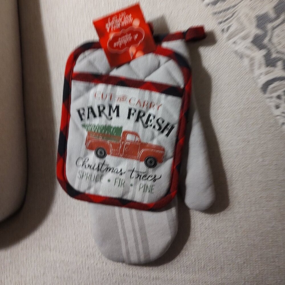 St Nicholas square oven mitt and pot holder